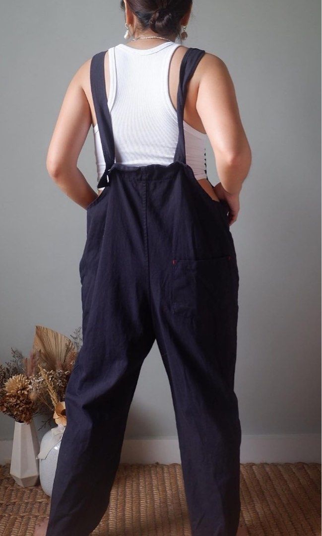 Very dark navy blue oversized multipocket cotton blend overalls (Category: Jumpsuits) located in Paranaque City. Submitted by declutter_therapy (Listing ID 1321627400, Image 3). Description: Thrifted from IG but still looks new Bust: 40” Waist: 41” Length: 50” Dark navy blue very close to black.