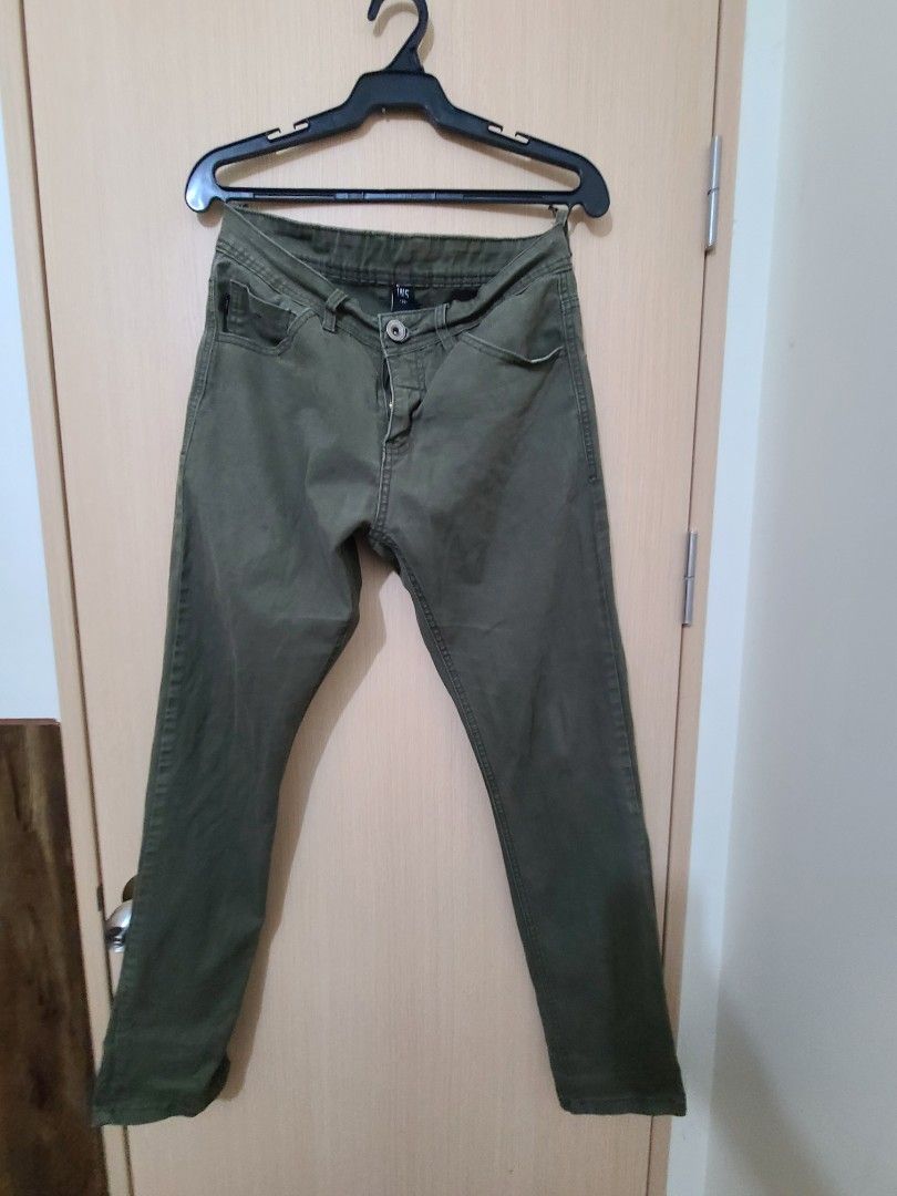 BNY Green Chino Pants For Men (Category: Chinos) located in Pasig City. Submitted by amd02 (Listing ID 1321625488, Image 1). Description: Like New Size 30 See Photos For Details.