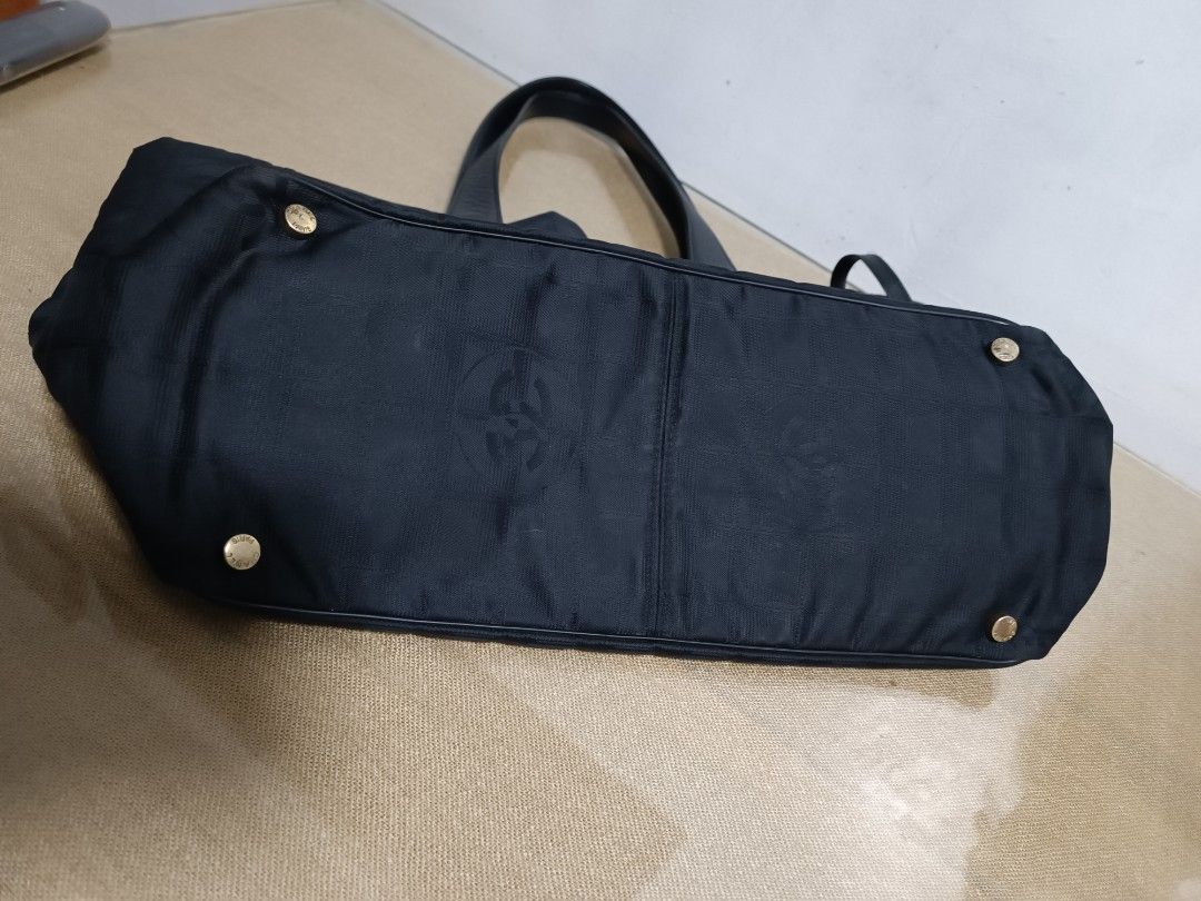 CHANEL (Category: Luxury Bags & Wallets) located in Malabon City. Submitted by mistej_restoration (Listing ID 1321499958, Image 3). Description: sign of usage holo intact.
