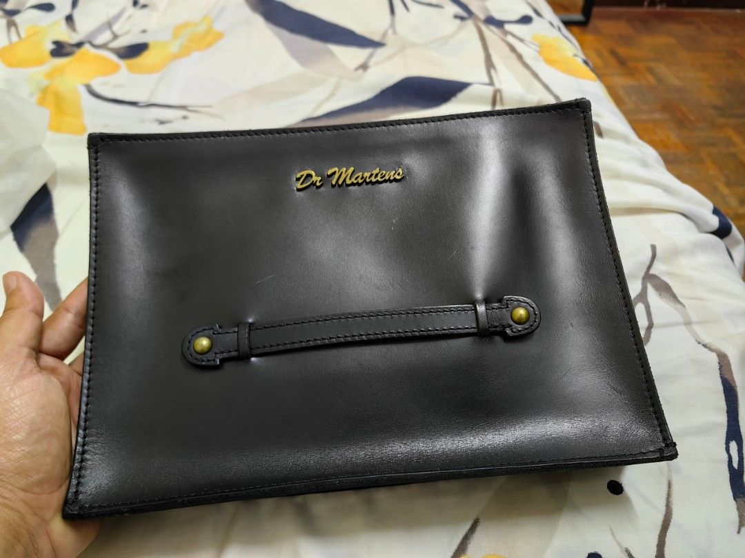 Dr martens clutch online