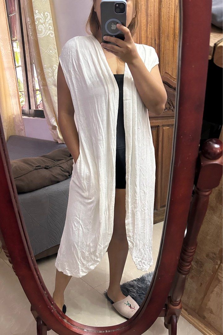 EverNew White Short Sleeve Cardigan (Category: Coats, Jackets and Outerwear) located in San Pablo. Submitted by flohro (Listing ID 1321529492, Image 1). Description: Super nice in actual No flaws.