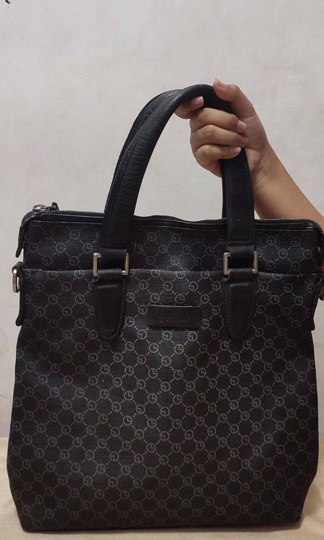 Goldlion 2 way bag (Category: Luxury Bags & Wallets) located in Caloocan City. Submitted by wlbags (Listing ID 1321628472, Image 2). Description: Authentic Leather Goldlion bag Can be used 2 way Unisex Sling/ Strap not included Matibay Can also be used as a document bag, ipad bag Very affordable! Check prices in the market 1K up.