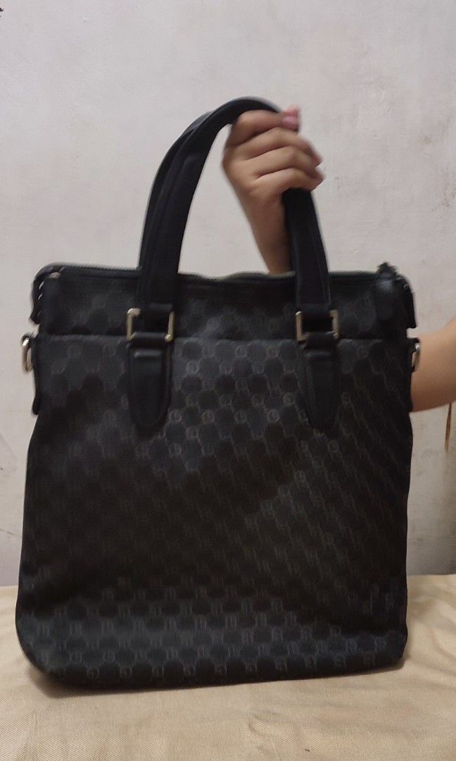 Goldlion 2 way bag (Category: Luxury Bags & Wallets) located in Caloocan City. Submitted by wlbags (Listing ID 1321628472, Image 3). Description: Authentic Leather Goldlion bag Can be used 2 way Unisex Sling/ Strap not included Matibay Can also be used as a document bag, ipad bag Very affordable! Check prices in the market 1K up.