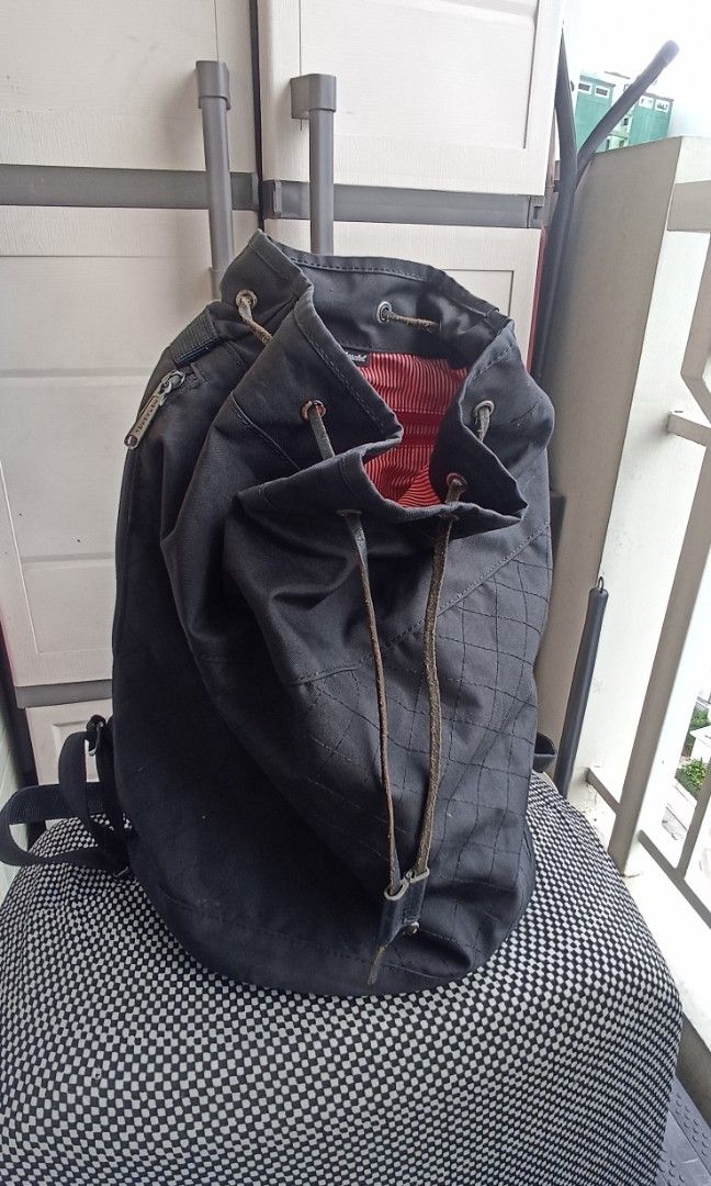 Herschel hansons women's backpack (Category: Backpacks) located in Quezon City. Submitted by dadiferds (Listing ID 1321516557, Image 2). Description: Pre-loved Hershels hansons backpack color: black Surface: Denim canvas Fastener type: ribbon , string number of pockets: 2 (1 inner, 1 outer) weight: 410g pre-loved/ selling flaws (string).
