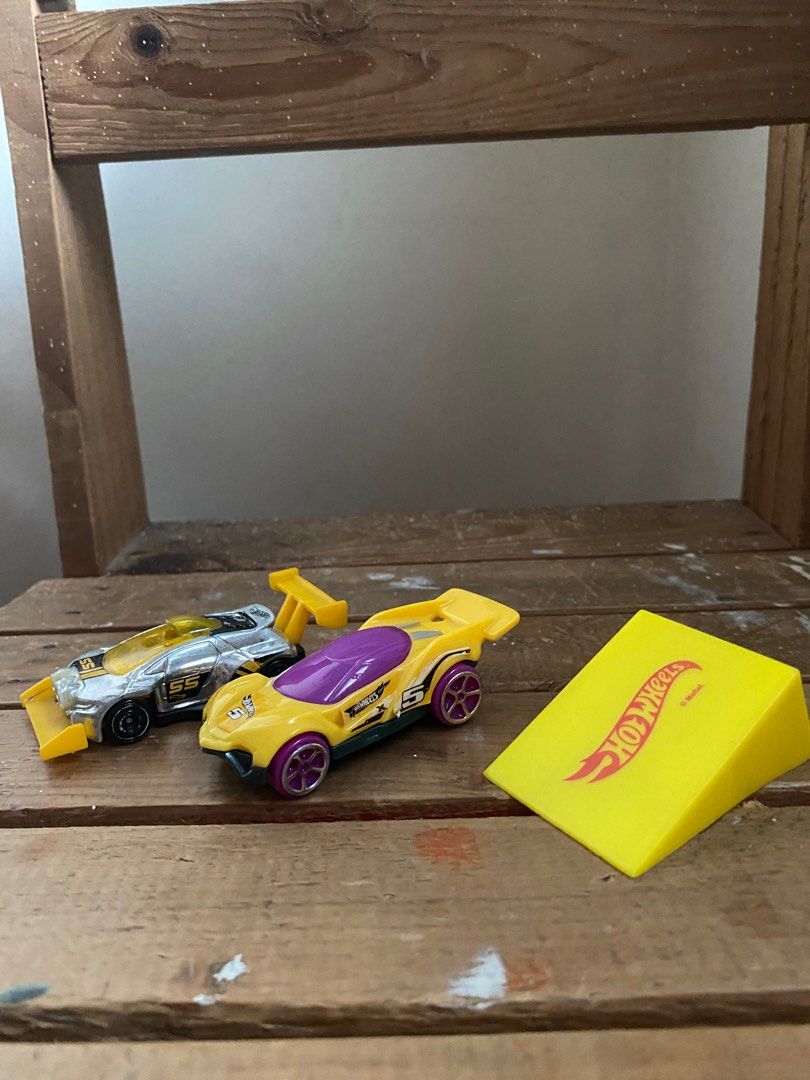 Hotwheels Cars with Ramp BUNDLE (Category: Vehicle & Diecast Models) located in Manila. Submitted by handpicked_tin (Listing ID 1321569009, Image 1). Description: get all for only 100.