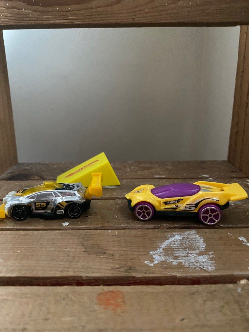 Hotwheels Cars with Ramp BUNDLE (Category: Vehicle & Diecast Models) located in Manila. Submitted by handpicked_tin (Listing ID 1321569009, Image 2). Description: get all for only 100.