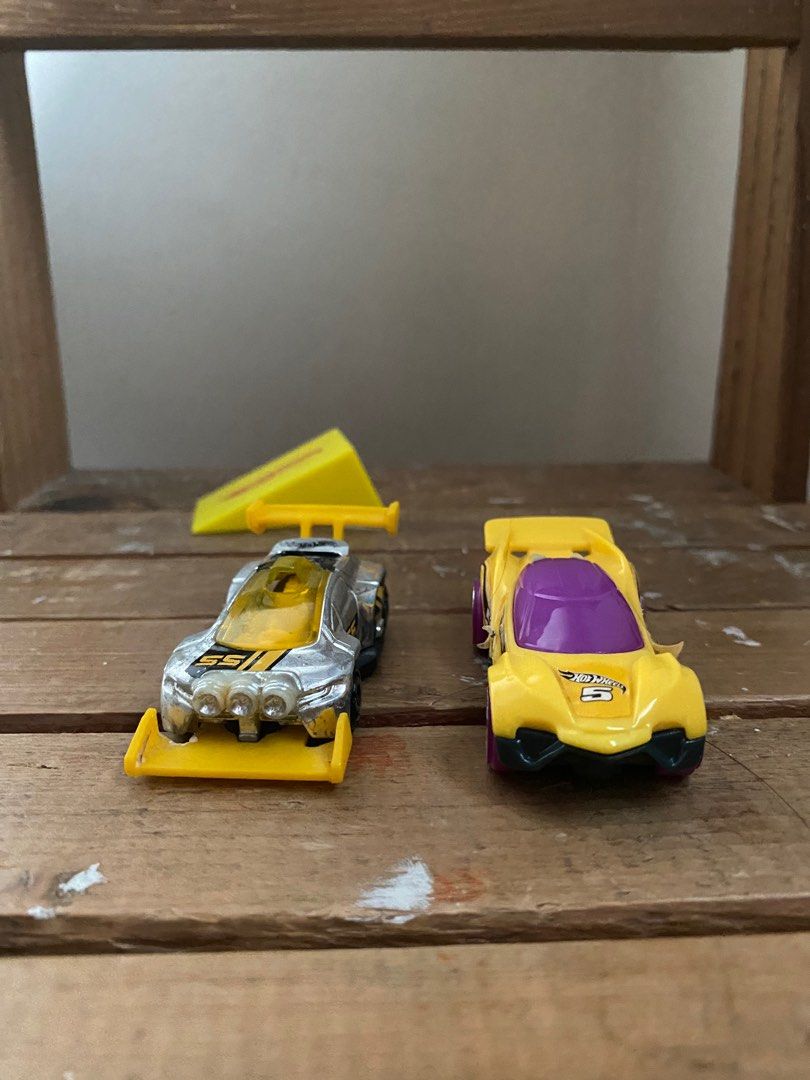 Hotwheels Cars with Ramp BUNDLE (Category: Vehicle & Diecast Models) located in Manila. Submitted by handpicked_tin (Listing ID 1321569009, Image 3). Description: get all for only 100.