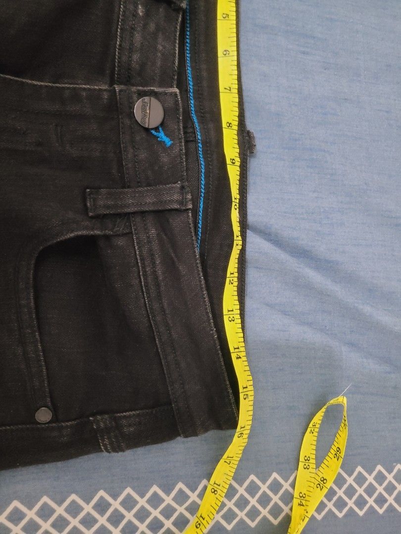 Jag Black Jeans Size 33 on Tag Men (Category: Jeans) located in Pasig City. Submitted by amd02 (Listing ID 1321624672, Image 2). Description: Like New Details on Photos.