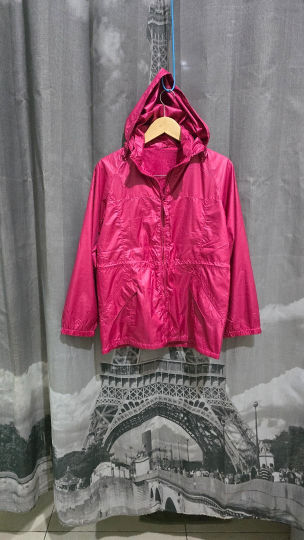 Jaket hoodie UNIQLO ORI100 Waterproof pink terang Fesyen Wanita Pakaian Wanita Baju Luaran di Carousell