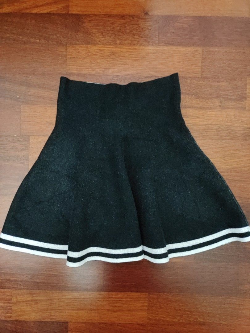 Knit skirt (Category: Skirts) located in Kuala Lumpur. Submitted by zoeychew (Listing ID 1321575813, Image 1). Description: fit xs - s size.