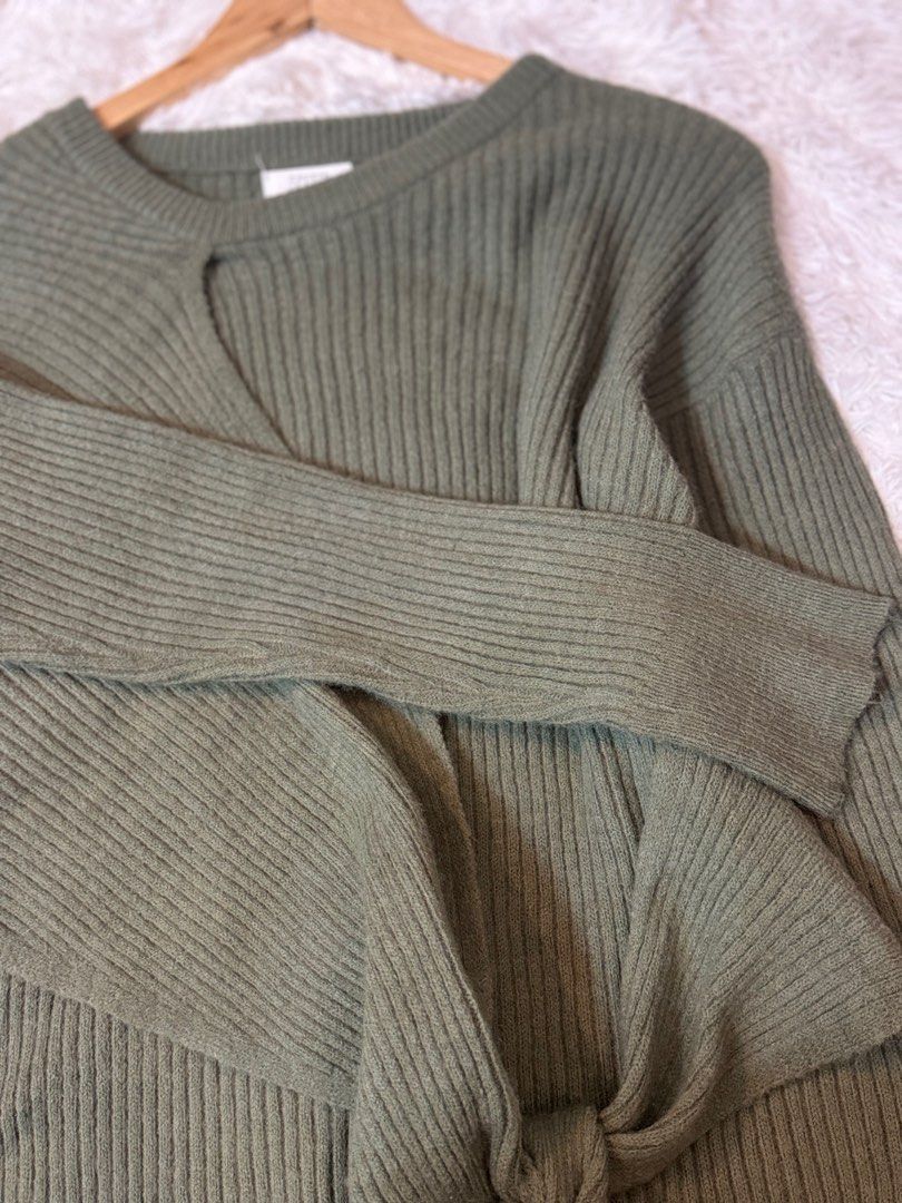 knitwear basic (Category: Longsleeves) located in Kuala Lumpur. Submitted by addicted.shopping (Listing ID 1321557504, Image 3). Description: pit20 l26.