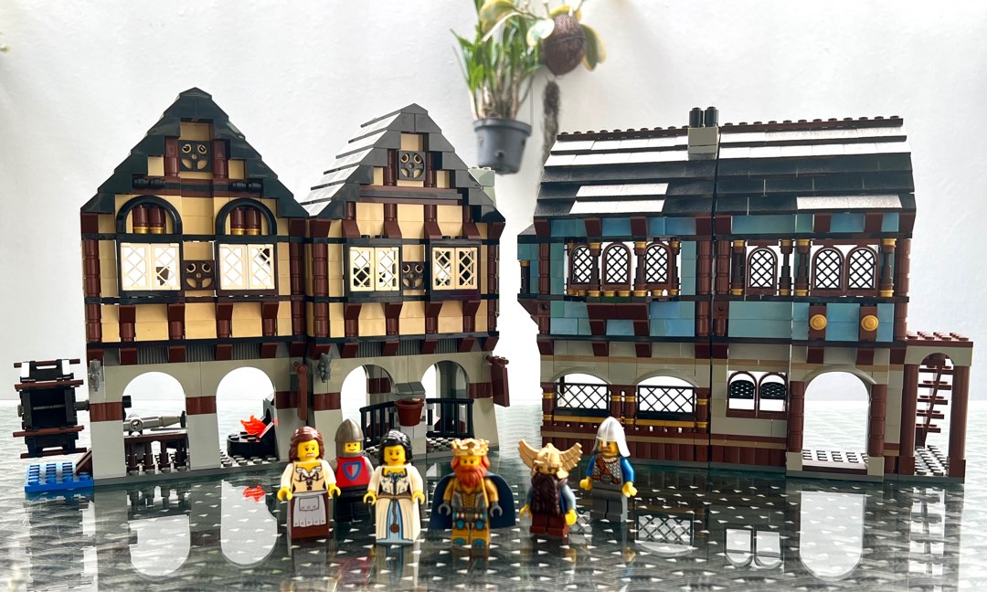 LEGO 10193 Medieval Market Village 2009 minifigures in the picture sell seperately
