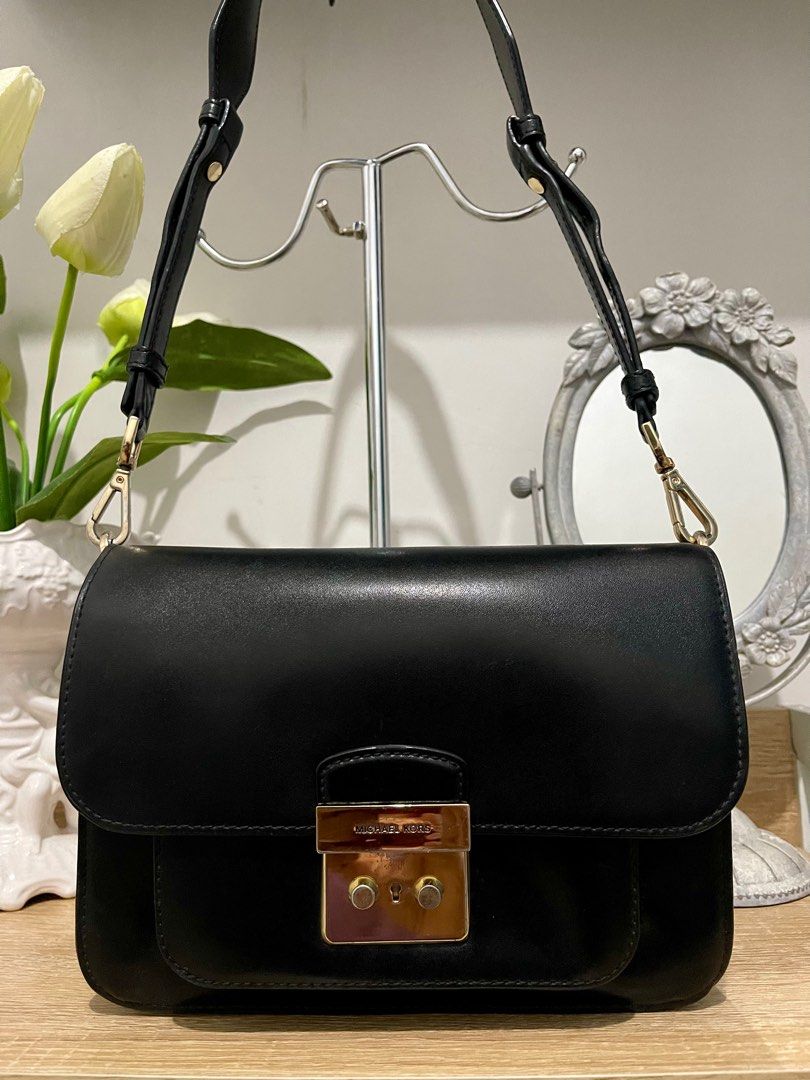 Michael Kors Sloan (Category: Luxury Bags & Wallets) located in Urdaneta. Submitted by picky_picker (Listing ID 1321607581, Image 1). Description: Michael Kors Sloan Can be Used as Shoulder Bag, Crossbody or Clutch Dimension: (L) 9” x (H) 6,5” x (W) 2.5”.