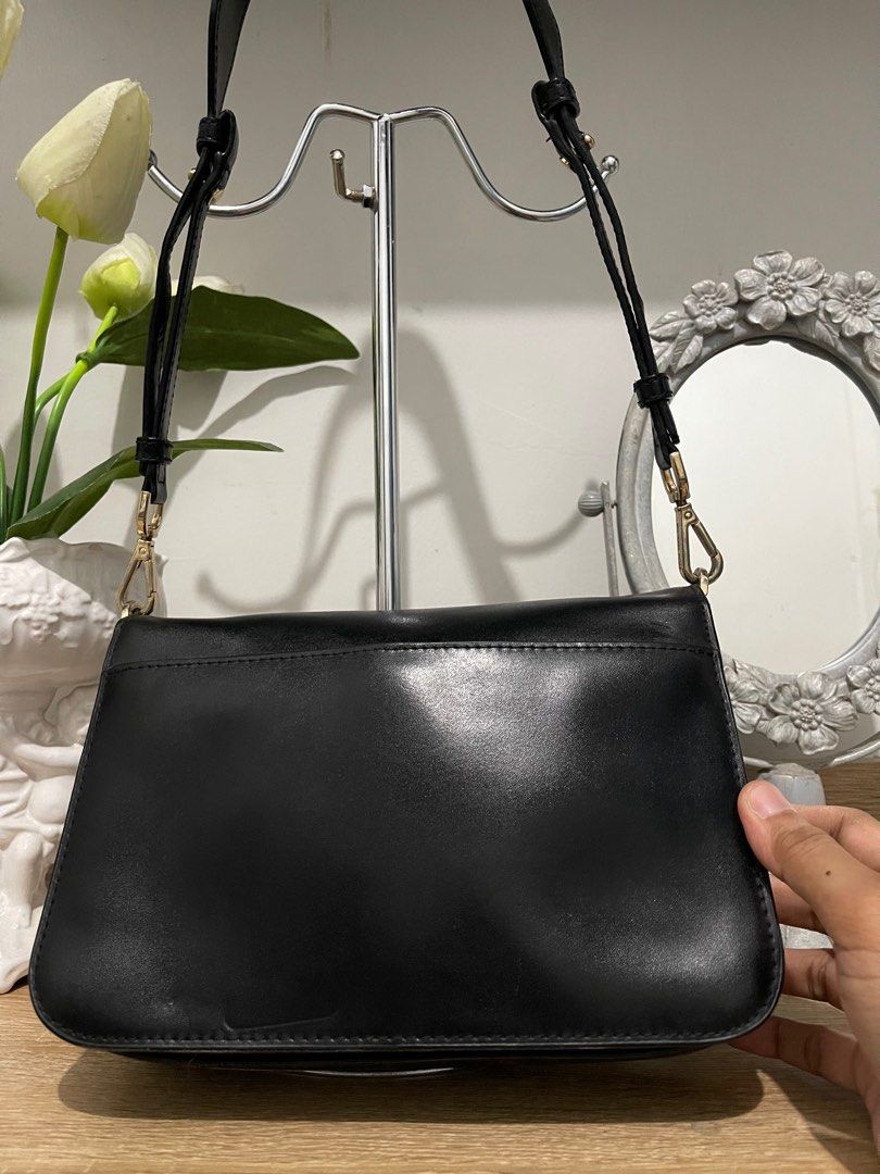 Michael Kors Sloan (Category: Luxury Bags & Wallets) located in Urdaneta. Submitted by picky_picker (Listing ID 1321607581, Image 2). Description: Michael Kors Sloan Can be Used as Shoulder Bag, Crossbody or Clutch Dimension: (L) 9” x (H) 6,5” x (W) 2.5”.