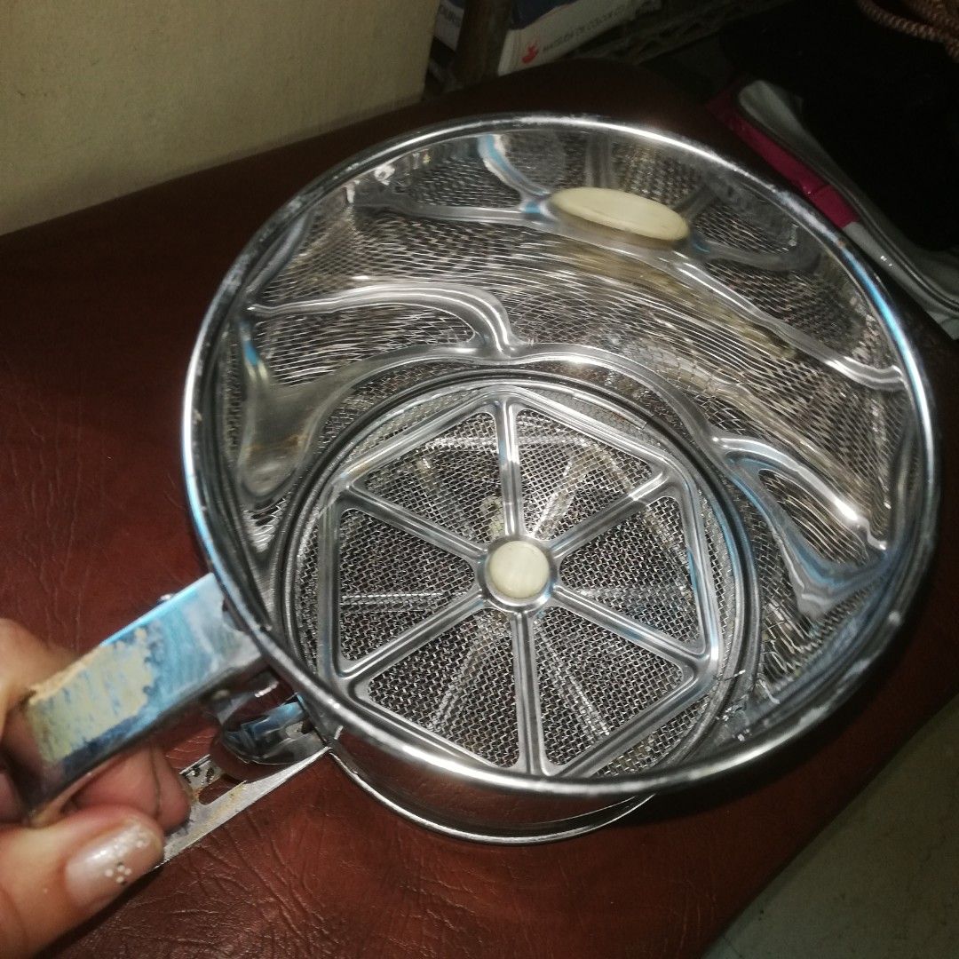 stainless flour sifter (Category: Bakeware) located in Paranaque City. Submitted by 4thestate.surplusan (Listing ID 1321494827, Image 3). Description: stainless flour sifter, 12cm diameter x 13 cm height..