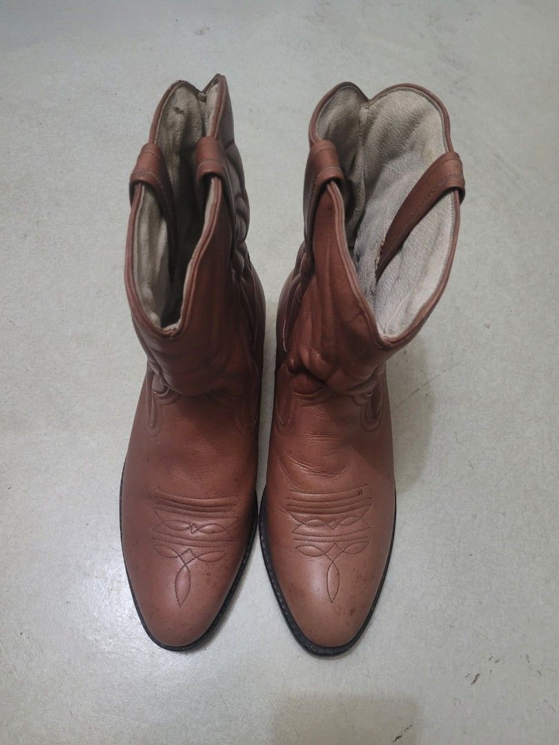 Vintage leather boots (Category: Boots) located in Quezon City. Submitted by thejen (Listing ID 1321572121, Image 2). Description: Brown boots made from real leather bought in the 1980s. Has some signs of age but overall in good condition. Matibay!.