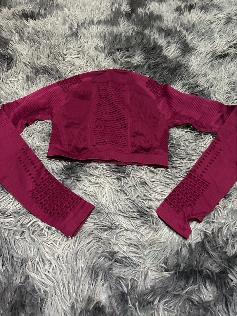 Yoga Top Maroon (Category: Activewear) located in San Pablo. Submitted by flohro (Listing ID 1321524216, Image 3). Description: Super nice actual No flaws .