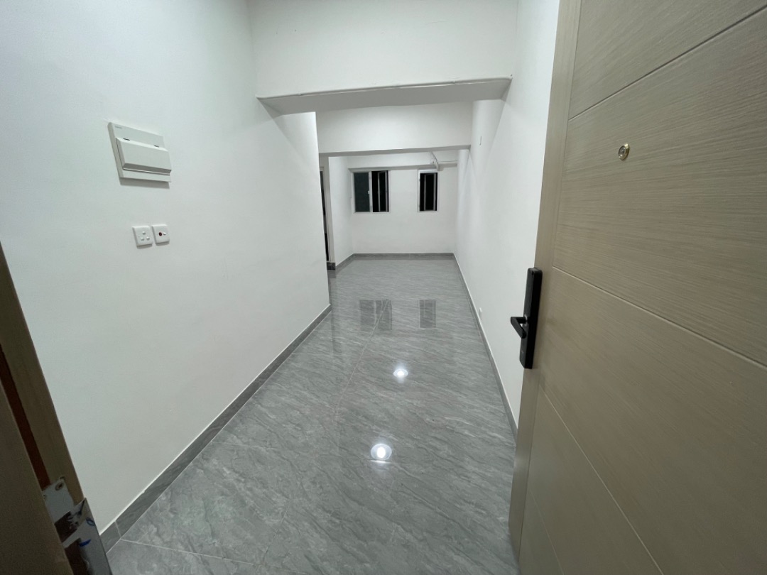 Yau Tong, Wah Fai Industrial Building, 380 sq.ft., 2-minute walk to MTR station, brand new renovation series. With window, toilet, water heater, smart password lock, and Wi-Fi, HK$7,500.  
Wah Fai Industrial Building, 380 sq.ft., 2-minute walk to MTR station, brand new renovation series. With window, toilet, water heater, smart password lock, and Wi-Fi. Current rent: 7.5K63437905799810111