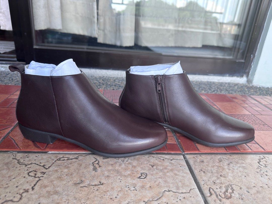 Aerosoles Womens Leather Boots (Category: Boots) located in Pasig City. Submitted by kingmpreloved (Listing ID 1321691473, Image 1). Description: Selling Aerosoles Womens Leather Boots Size EU 37.5/US 7 With box Brand new / Unused.