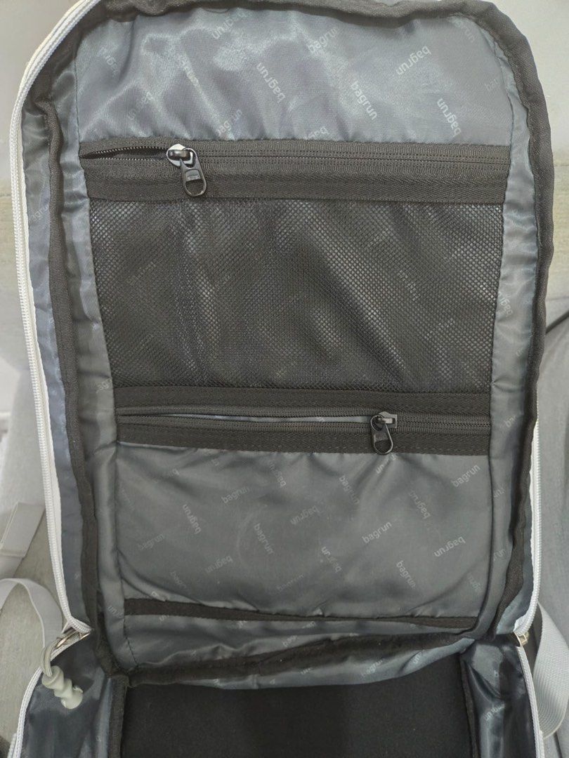Backpack （分類：背包）位於 Hong Kong。 由 fung12740 提交（商品編號 1321758043，圖片 3）。簡介： 轉咗新工，減咗人工，要自帶早餐午飯同水，背囊放不下，所以放售，少有白色迷彩軍事背囊，多間格，可放手提電腦，有前袋放便拎鎖匙銀包，保養極好，90%以上新！。