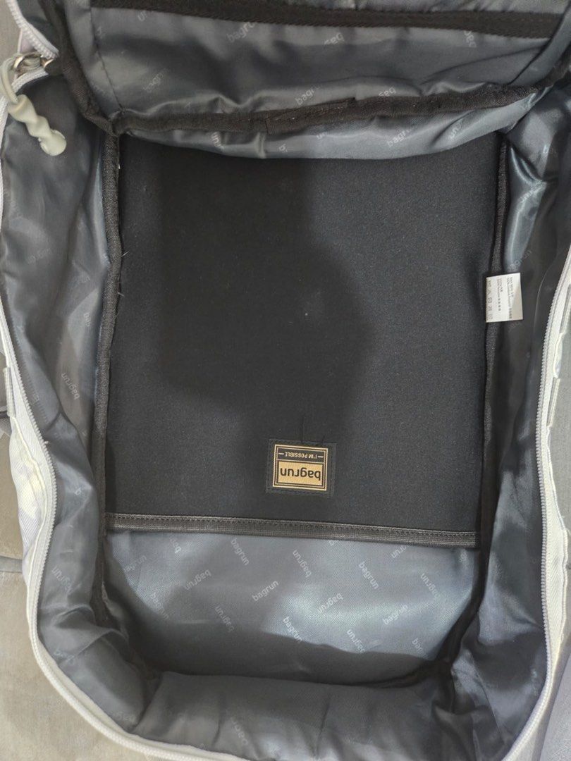 Backpack （分類：背包）位於 Hong Kong。 由 fung12740 提交（商品編號 1321758043，圖片 4）。簡介： 轉咗新工，減咗人工，要自帶早餐午飯同水，背囊放不下，所以放售，少有白色迷彩軍事背囊，多間格，可放手提電腦，有前袋放便拎鎖匙銀包，保養極好，90%以上新！。