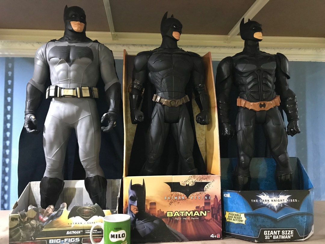 Statue Batman Arkham Knight avec Gotham éclairé - 30 cm