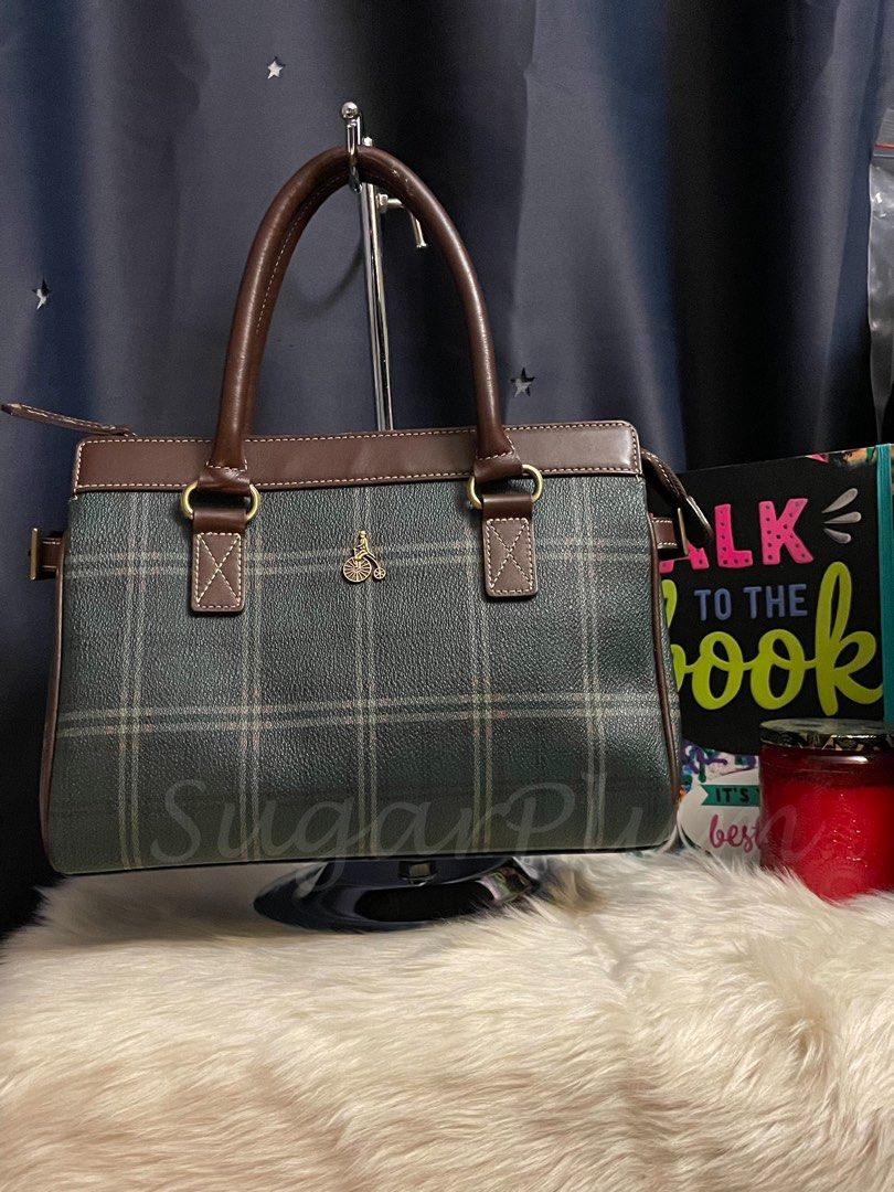 Beanpole checkered handbag (Category: Luxury Bags & Wallets) located in Cavite. Submitted by sugarplum_24 (Listing ID 1321692890, Image 1). Description: Brand: Beanpole Good condition (no inclusions) Para kang naka Ralph L. Maluwag pero ndi bulky or big size Note: handbag lng wala xa tlgang sling.