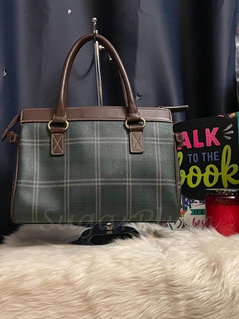 Beanpole checkered handbag (Category: Luxury Bags & Wallets) located in Cavite. Submitted by sugarplum_24 (Listing ID 1321692890, Image 2). Description: Brand: Beanpole Good condition (no inclusions) Para kang naka Ralph L. Maluwag pero ndi bulky or big size Note: handbag lng wala xa tlgang sling.