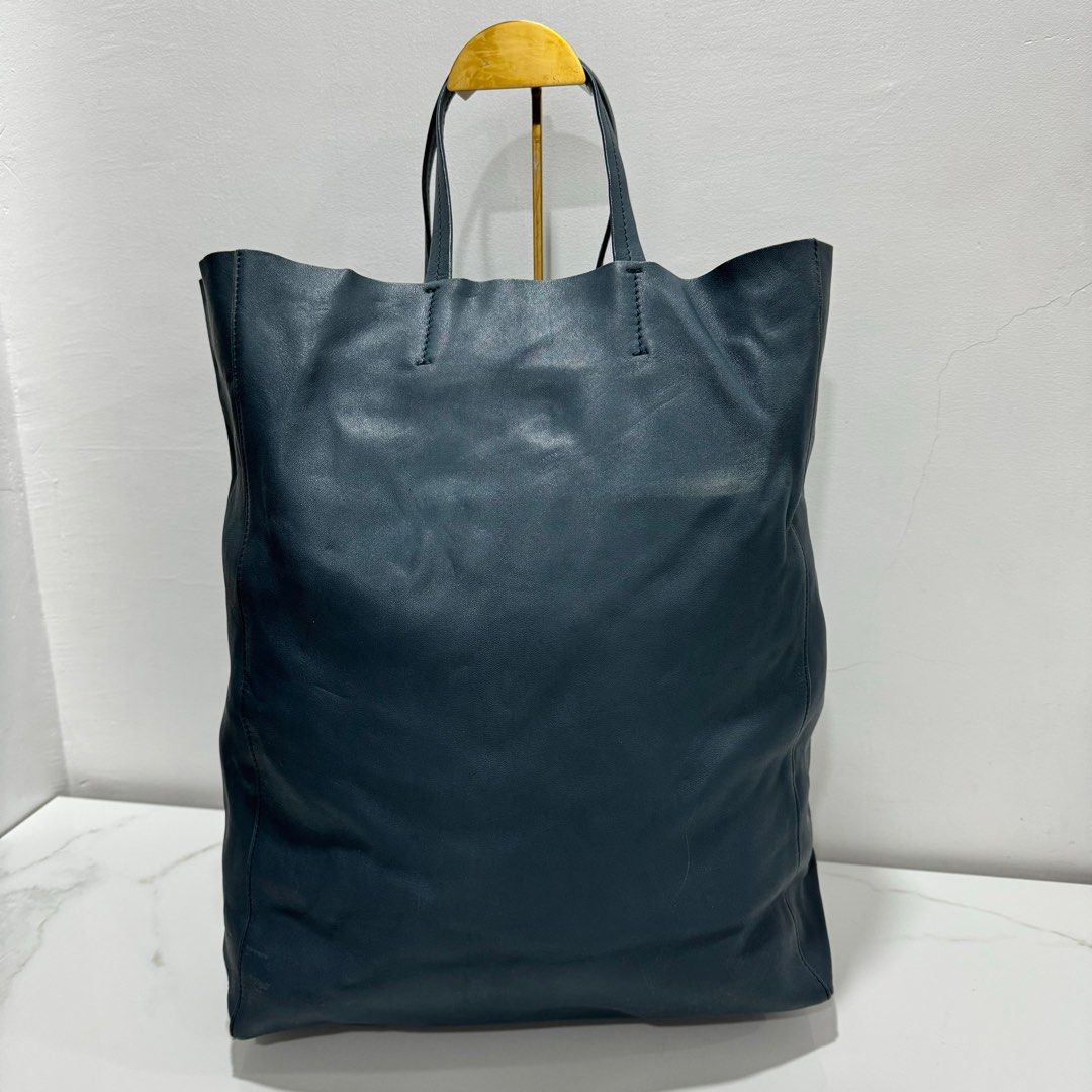 Celine (Category: Luxury Bags & Wallets) located in Daraga. Submitted by luxbicolph (Listing ID 1321807173, Image 3). Description: .