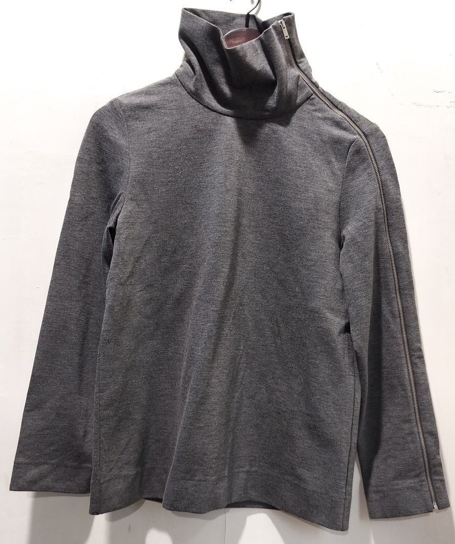 COS zipped detail turtleneck (Category: Longsleeves) located in Quezon City. Submitted by sicnarf_95 (Listing ID 1321744963, Image 1). Description: COS zipped turtleneck zip runs from the neck all the way to the end of the left sleeve tagged size 34 shoulders: 16" sleeve length: 22.5" pit to pit: 20" length: 22.5".