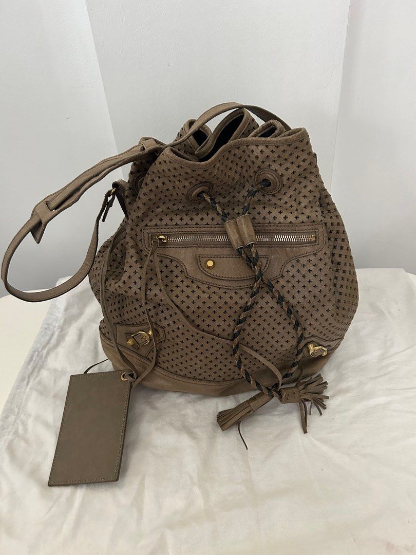 Balenciaga Distressed shoulder bag (Category: Luxury Bags & Wallets) located in Quezon City. Submitted by bagsandstuffhub (Listing ID 1321720990, Image 2). Description: With dustbag Distressed leather Large Very good condition.