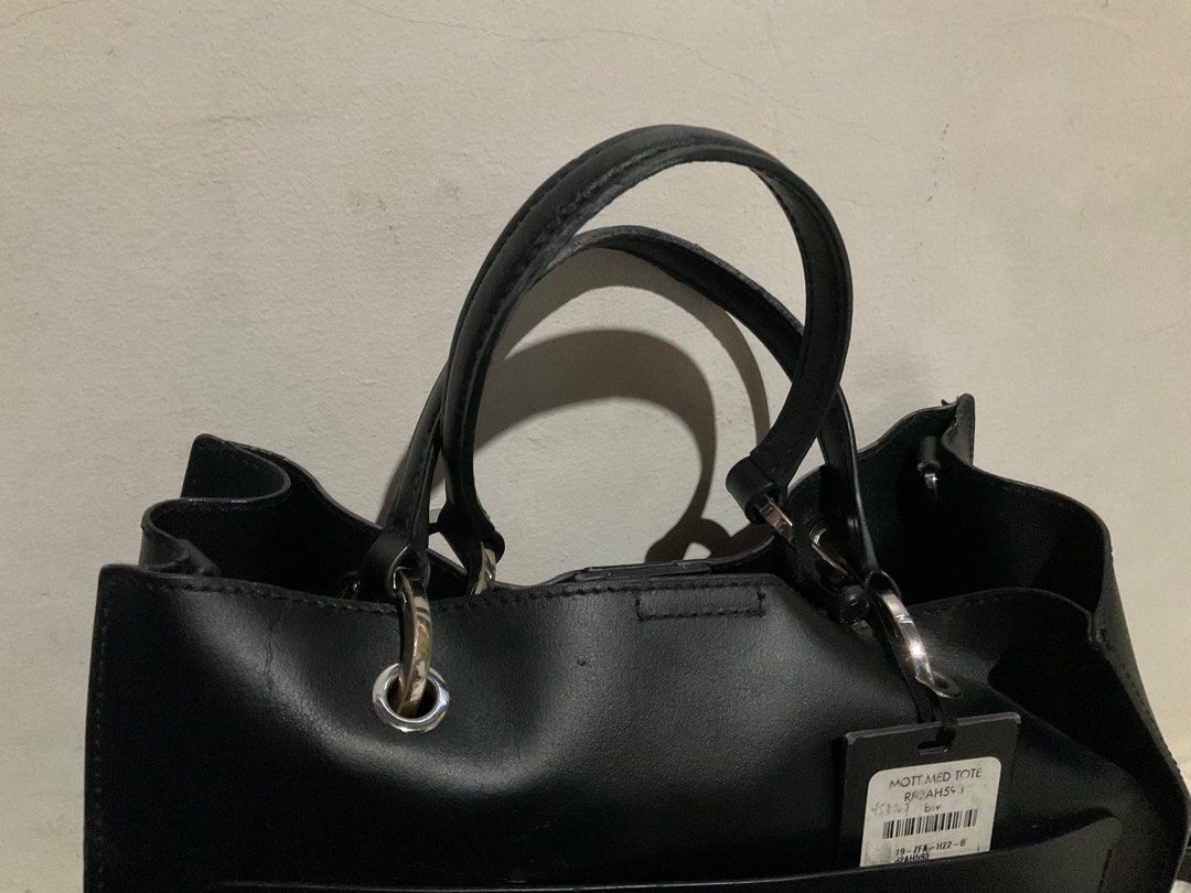 DKNY (Category: Luxury Bags & Wallets) located in Batangas. Submitted by devolerpyu19 (Listing ID 1321767518, Image 3). Description: Minimal signs of usage With minimal flaws With tag and dust bag Removable sling that can use also in small pouch.