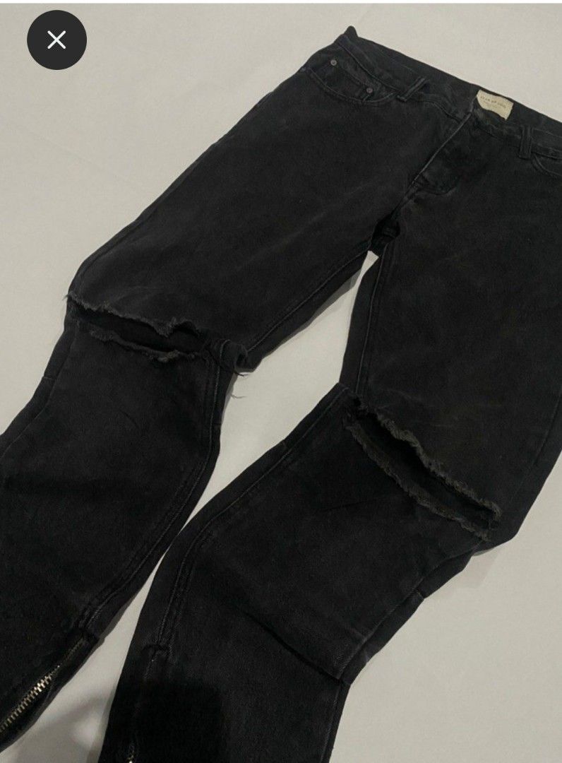 Fear of God jeans (Category: Jeans) located in San Fernando. Submitted by bobbyzarm2015 (Listing ID 1321661308, Image 2). Description: Almost like new. No issues. Size 32 in tag.