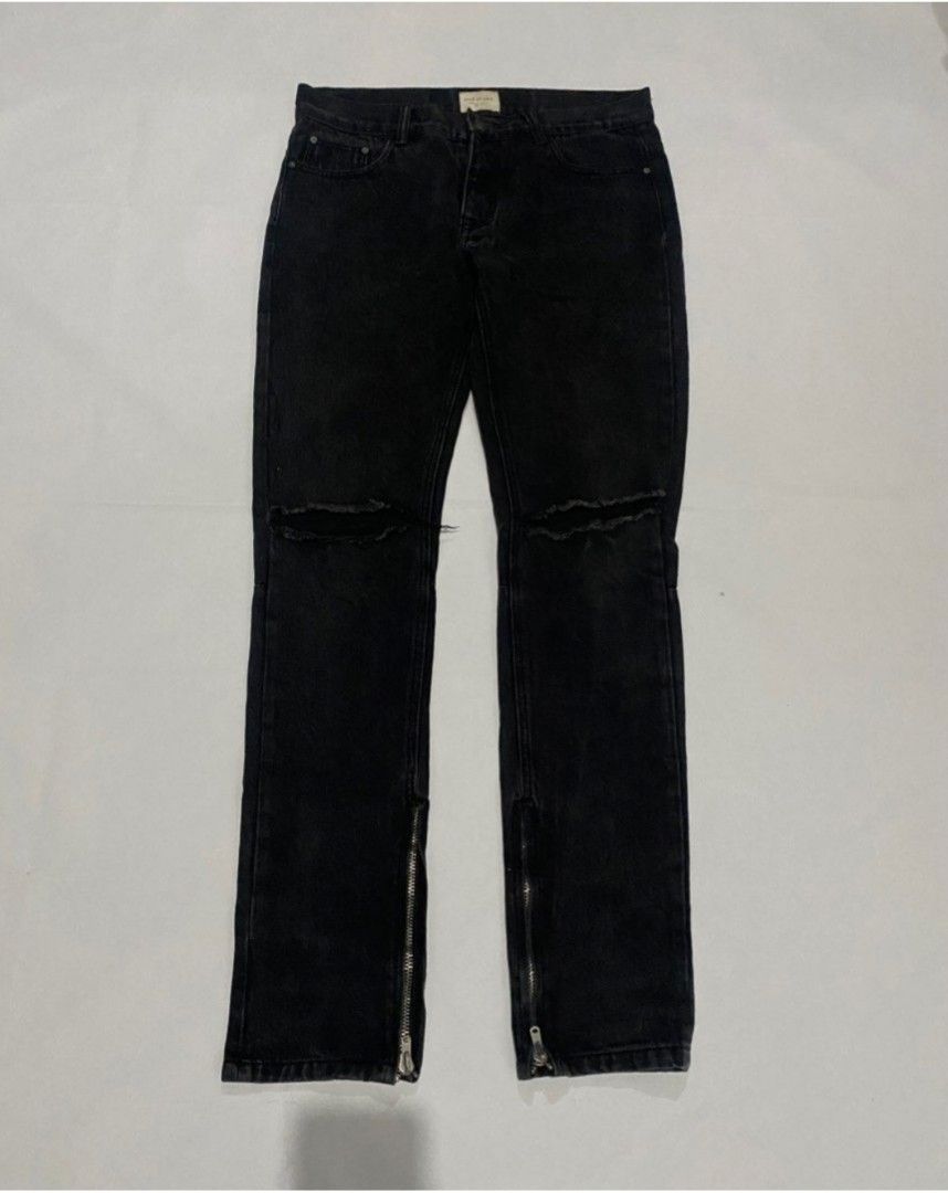 Fear of God jeans (Category: Jeans) located in San Fernando. Submitted by bobbyzarm2015 (Listing ID 1321661308, Image 1). Description: Almost like new. No issues. Size 32 in tag.