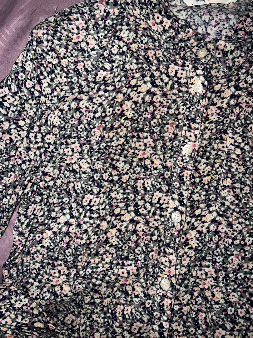 H&M Floral Longsleeve Blouse (Category: Blouses) located in Taguig. Submitted by belabelabela (Listing ID 1321803240, Image 2). Description: • good as brand new (worn once or twice only) • in VERY GOOD condition • no damages rfs: decluttering.