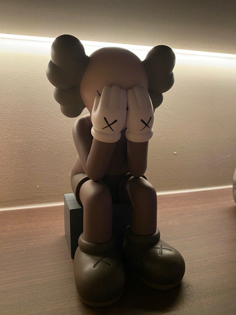 その他 KAWS PASSING THROUGH BROWN 28cm KAWS - Passing Through (Limited Edition) (Brown) - Lucky Cat