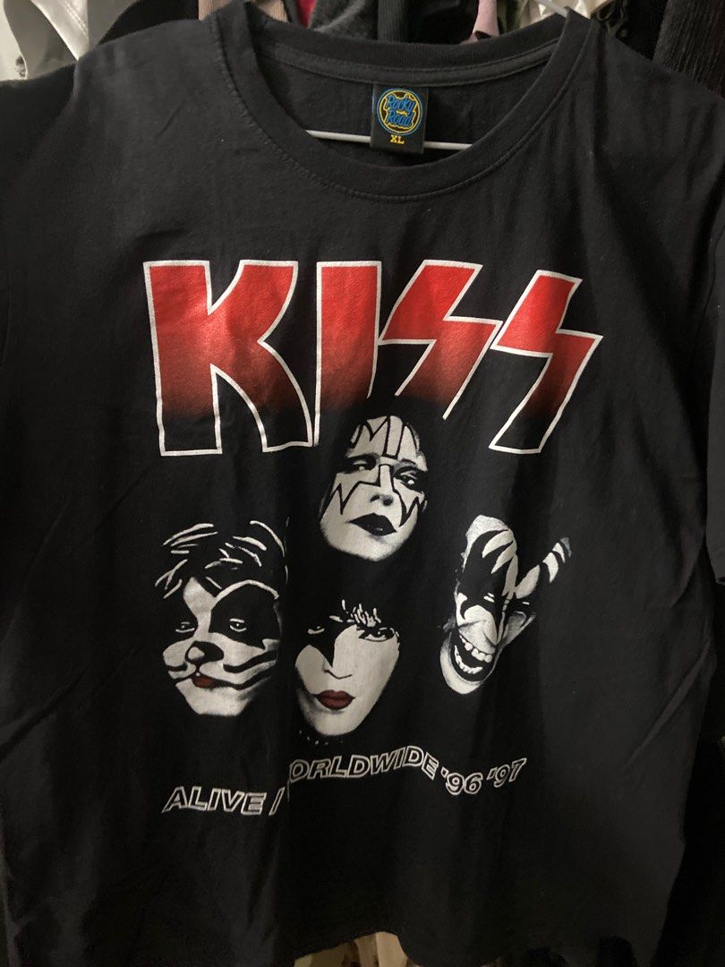 KISS BAND TEE tshirt (Category: Shirts) located in Subic. Submitted by b12345678bbbb (Listing ID 1321762491, Image 1). Description: Brand new pero nalabahan na Still unworn Feels really High quality .