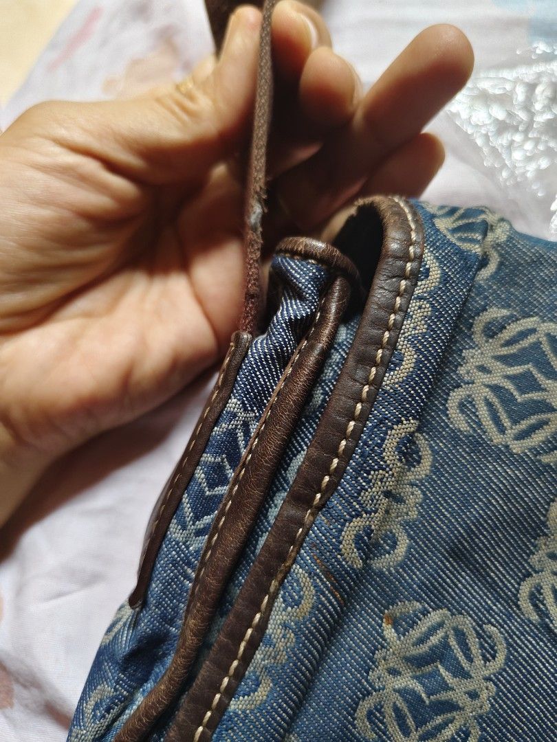 Loewe sling (Category: Luxury Bags & Wallets) located in Danao, Cebu. Submitted by anne_2016143 (Listing ID 1321761019, Image 3). Description: may kunting flawas sa sling super liit lng nman.