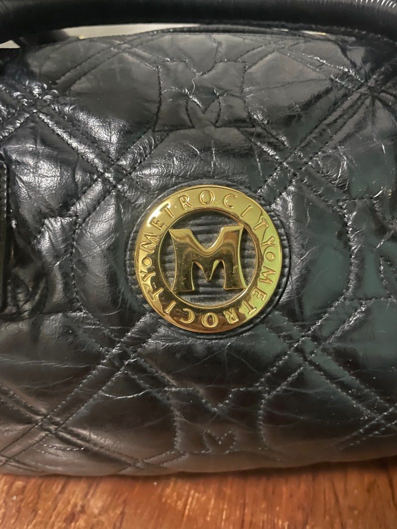 Metro City Handbag (Category: Luxury Bags & Wallets) located in Cabuyao City. Submitted by motherl (Listing ID 1321789684, Image 2). Description: Pre loved Sf c/o buyer Shipping JnT or lbc no rush shipping pls.