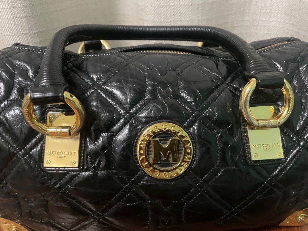 Metro City Handbag (Category: Luxury Bags & Wallets) located in Cabuyao City. Submitted by motherl (Listing ID 1321789684, Image 3). Description: Pre loved Sf c/o buyer Shipping JnT or lbc no rush shipping pls.
