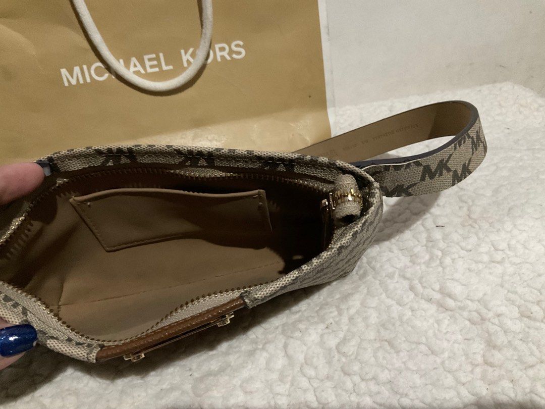 Michael Kors Belt bag (Category: Purses & Pouches) located in Batangas. Submitted by devolerpyu19 (Listing ID 1321769092, Image 1). Description: Almost new Once used during my daughters bday Small for my things.
