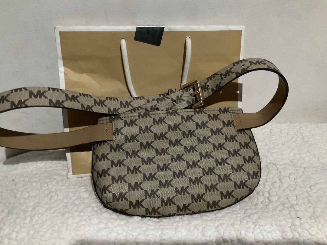 Michael Kors Belt bag (Category: Purses & Pouches) located in Batangas. Submitted by devolerpyu19 (Listing ID 1321769092, Image 3). Description: Almost new Once used during my daughters bday Small for my things.