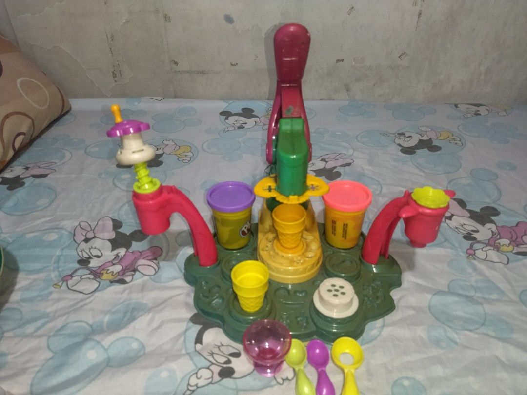 Play Doh Magic Swirl Ice Cream Shoppe (Category: Kids Toys) located in Manila. Submitted by harpercbrr36253 (Listing ID 1321819638, Image 3). Description: Original price was 2k+ . Need lang linisan kasi may naiwan na mga clay. May kasama pa siyang dalawang playdoh clay. rfs : decluttering and need funds Mop : Gcash (payment first) Mod : Lalamove (any same day delivery).