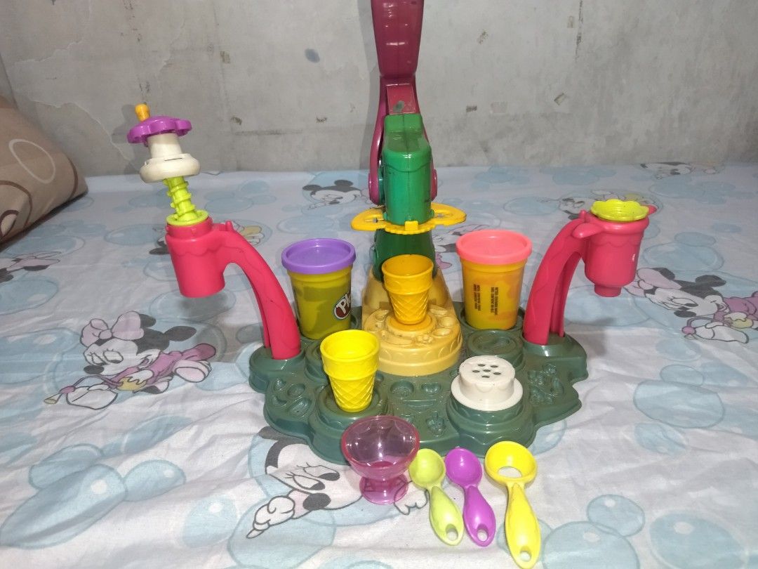 Play Doh Magic Swirl Ice Cream Shoppe (Category: Kids Toys) located in Manila. Submitted by harpercbrr36253 (Listing ID 1321819638, Image 2). Description: Original price was 2k+ . Need lang linisan kasi may naiwan na mga clay. May kasama pa siyang dalawang playdoh clay. rfs : decluttering and need funds Mop : Gcash (payment first) Mod : Lalamove (any same day delivery).