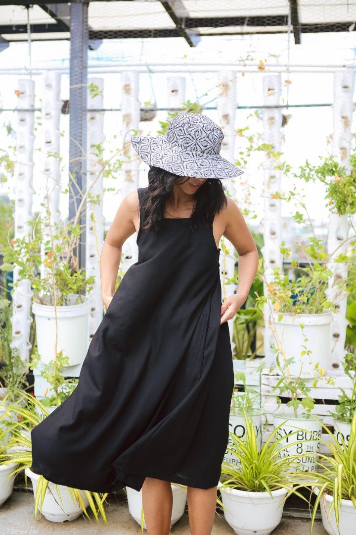 R2R Multiway Black Midi Dress (Category: Dresses) located in Pasig City. Submitted by fozzy_d (Listing ID 1321739648, Image 1). Description: Just washed. Black Multiway Apron Dress Rags 2 Riches Small (back is garterized) Tent dress, bust 32±..