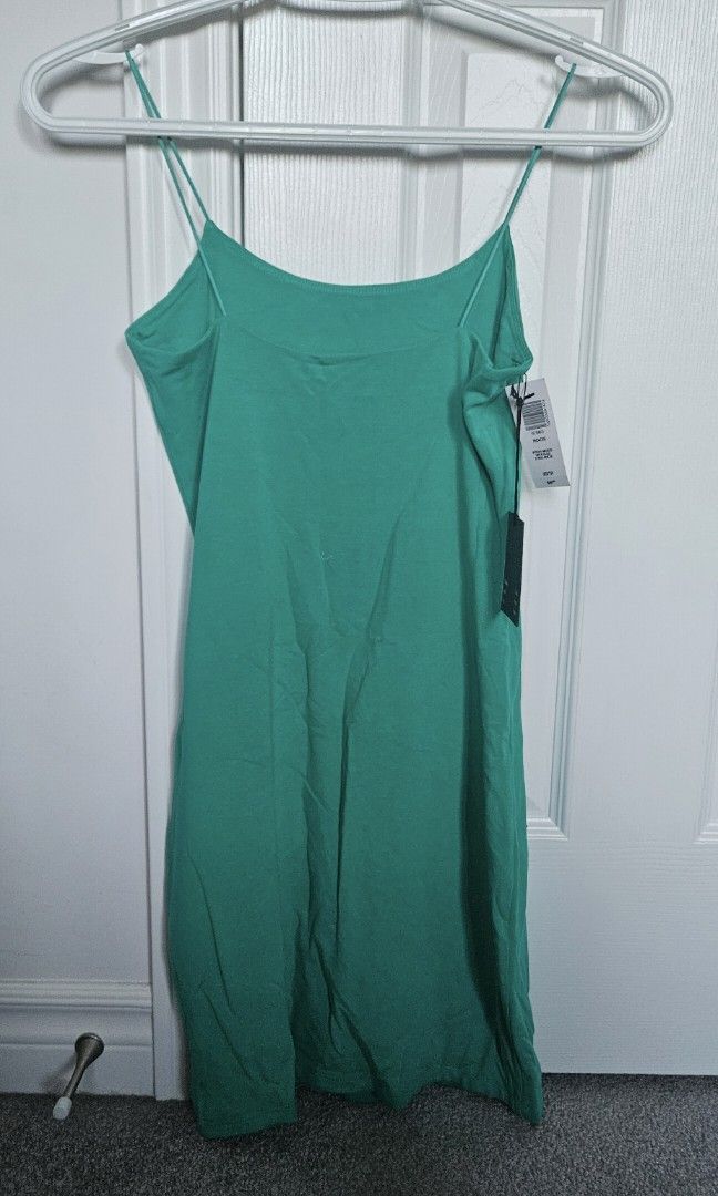 Roos Dress (Category: Clothes) located in Guelph. Submitted by suzy63 (Listing ID 1321824910, Image 2). Description: Brand: Wilfred Colour: Irish moss green Size: XS Brand new with tag.