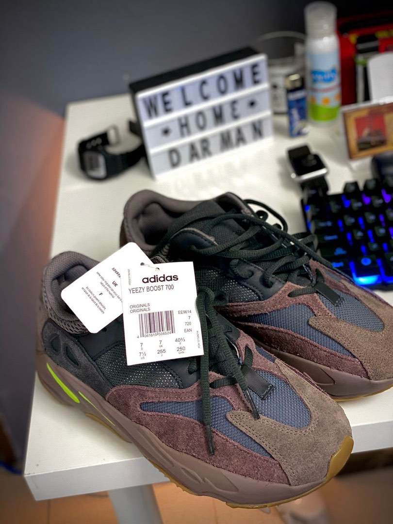 YEEZY MAUVE 700 BRAND NEW NOS Men s Fashion Footwear Sneakers on Carousell