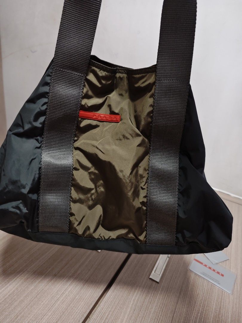 95%新PRADA 女裝手挽袋 （分類：手袋及銀包）位於 Hong Kong。 由 saib123 提交（商品編號 1321998926，圖片 3）。簡介： 95%新很少用，冇單冇塵袋，有卡 袋大40cm×25cm。
