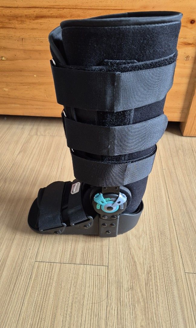 Aircast Prime Brace Walker Boot (Category: Braces, Support & Protection) located in Quezon City. Submitted by pv114 (Listing ID 1321854115, Image 2). Description: Used only for 2 weeks Size small - fits shoe size US 3 to 7 Bought at original price of Php 6,500.
