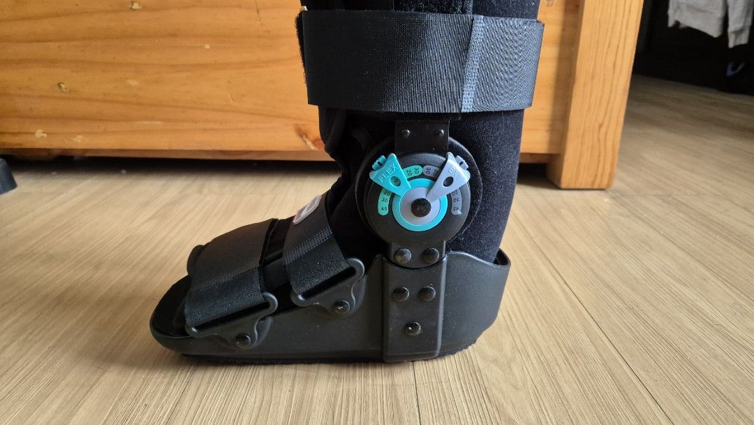 Aircast Prime Brace Walker Boot (Category: Braces, Support & Protection) located in Quezon City. Submitted by pv114 (Listing ID 1321854115, Image 3). Description: Used only for 2 weeks Size small - fits shoe size US 3 to 7 Bought at original price of Php 6,500.